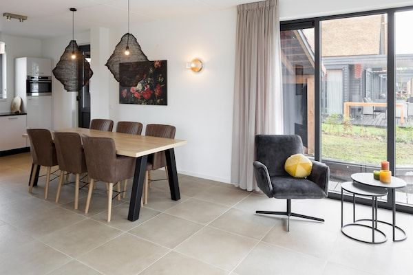 Woonkamer - Villa bij Weerribbenpark in Ossenzijl (4)