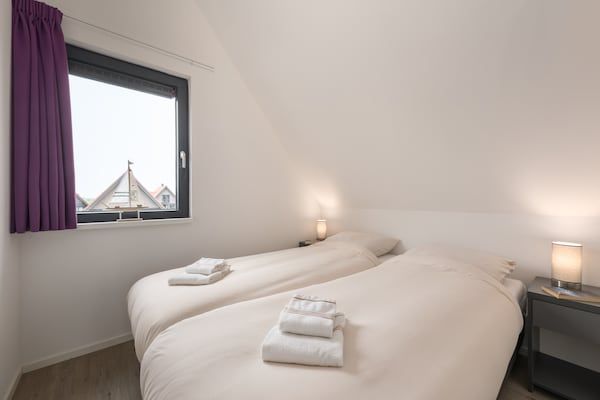 Slaapkamer - Villa bij Weerribbenpark in Ossenzijl (3)
