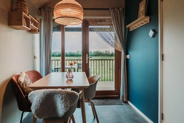 Woonkamer - Wellness Lodge met Hot Tub in Nederlandse Weiden in Ruinerwold (2)