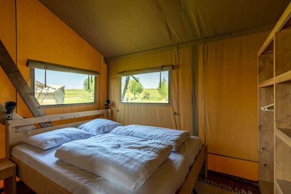 Slaapkamer - Safarilodge voor 6 personen met veranda nabij het IJsselmeer in Andijk (5)