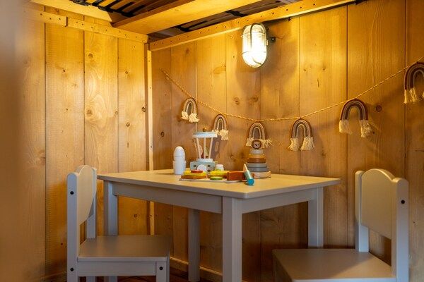 Eetkamer - Safarilodge voor 6 personen met veranda nabij het IJsselmeer in Andijk (5)