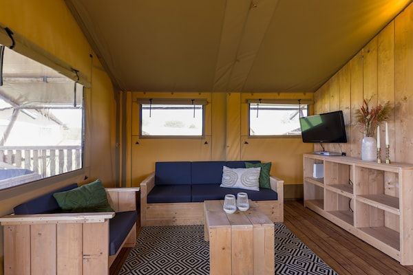 Woonkamer - Safarilodge voor 6 personen met veranda nabij het IJsselmeer in Andijk (3)