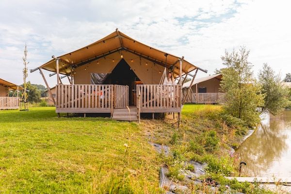 Buitenkant - Safarilodge voor 6 personen met veranda nabij het IJsselmeer in Andijk (1)