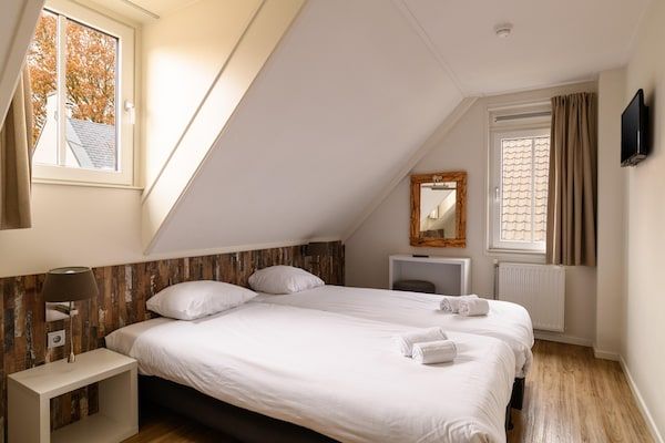 Slaapkamer - Villa met sauna, bubbelbad en veranda in Maastricht (5)