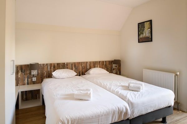 Slaapkamer - Mooie villa met veranda bij vakantiepark in Maastricht (2)