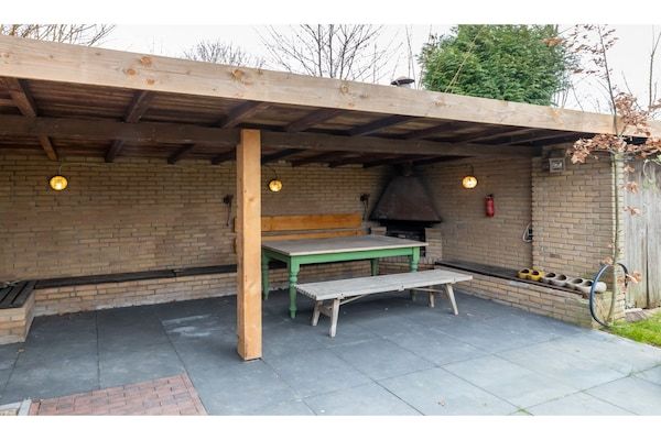 Terras - Gastvrij familiehuis in Wolphaartsdijk (4)