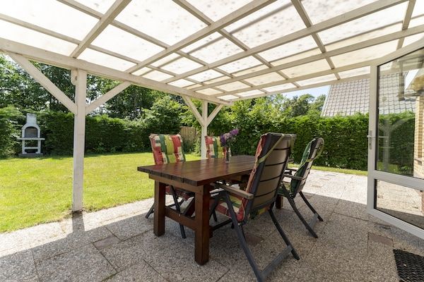 Terras - Vakantiehuis in Baarland met tuin in Baarland (5)