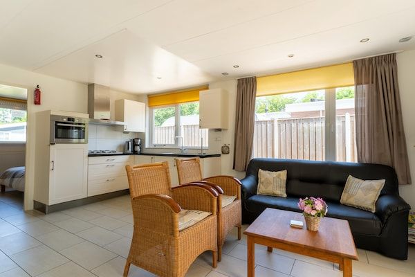 Woonkamer - Vakantiehuis in Baarland met tuin in Baarland (2)