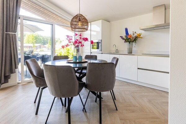 Keuken - Chalet bij Vijver met Sauna in Veldhoven (3)