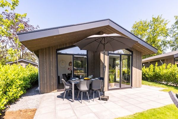 Buitenkant - Chalet bij Vijver met Sauna in Veldhoven (1)