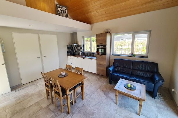 Woonkamer - Strandvakantie vlak bij het Zeeuwse strand in Baarland (1)
