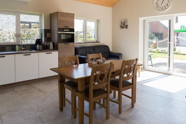 Eetkamer - Strandvakantie vlak bij het Zeeuwse strand in Baarland (2)
