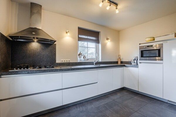 Keuken - Rieten villa vlakbij het strand in Hollum (4)