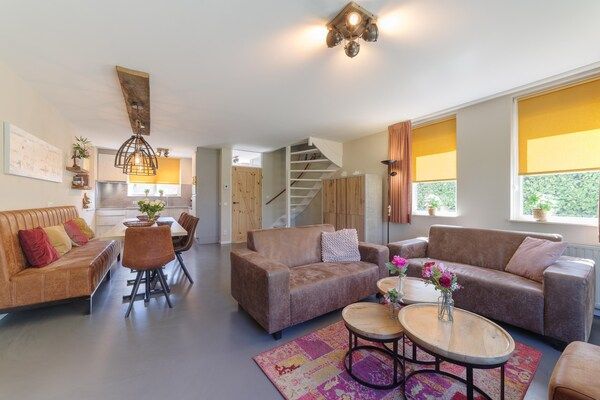 Woonkamer - Vakantiehuis in Zeeland met ruime tuin in Wemeldinge (2)