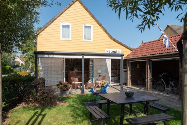 HallReception - Vakantiehuis in Zeeland met ruime tuin in Wemeldinge (1)