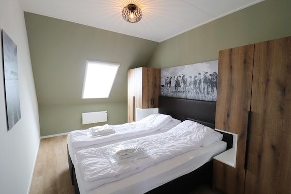 Slaapkamer - Moderne vakantie in Friesland in Leons (3)