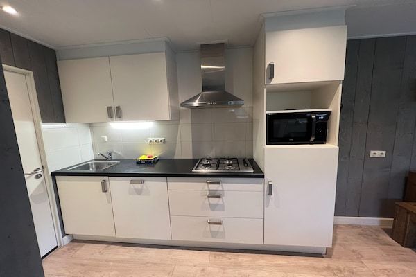Keuken - Bungalow in Limburg bij natuurgebied in Stramproy (3)