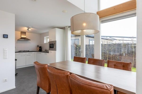 Eetkamer - Vakantiehuis in Renesse bij het Strand in Renesse (3)
