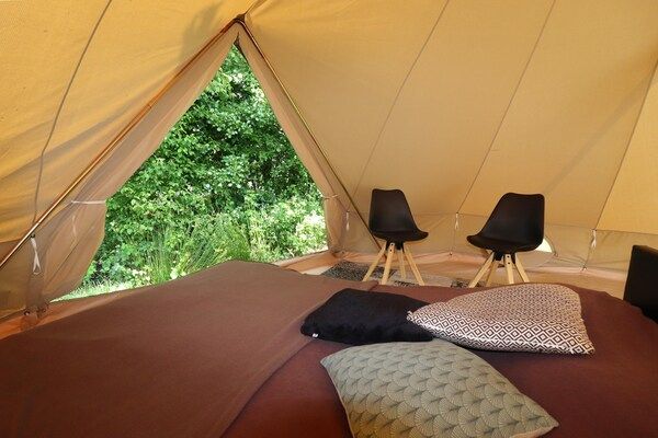 Slaapkamer - Glamourtent in Friese Wouden bij Fietsroute in Twijzel (2)