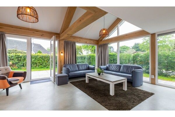 Woonkamer - Vakantiehuis bij Strand Burgh-Haamstede in Burgh Haamstede (2)