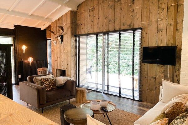 Woonkamer - Vakantiehuis in Rheezerveen met sauna in Rheezerveen (2)