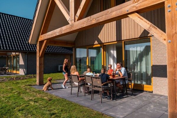 Terras - Luxe duinvilla op een vakantiepark in Cadzand (3)