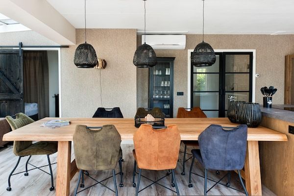 Eetkamer - Luxe vakantiehuis met sauna in Vlagtwedde in Groningen (3)