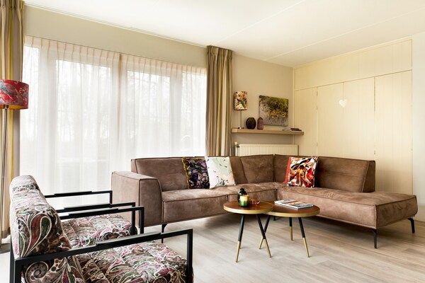 Woonkamer - Bungalow bij De Alde Feanen met Spa in Friesland (2)