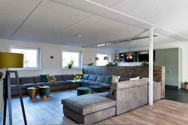 Woonkamer - Luxe groepswoning met sauna en hottub in Groningen (2)