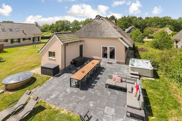 Tuin - Smaakvolle rietgedekte boerderijwoning met welness in Vlagtwedde (1)