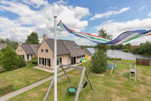 Buitenkant - Smaakvolle rietgedekte boerderijwoning met welness in Vlagtwedde (4)
