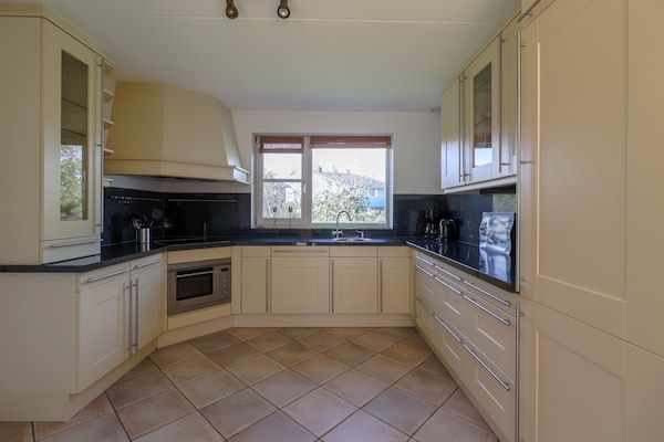 Keuken - Chalet met rieten dak en badkamer in een park in Makkum (4)