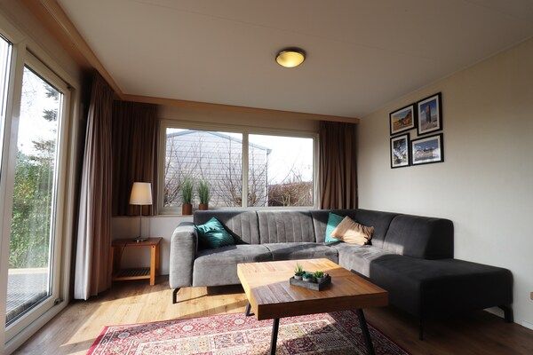 Woonkamer - Mooi chalet tussen golfbaan en strand in Hollum (2)
