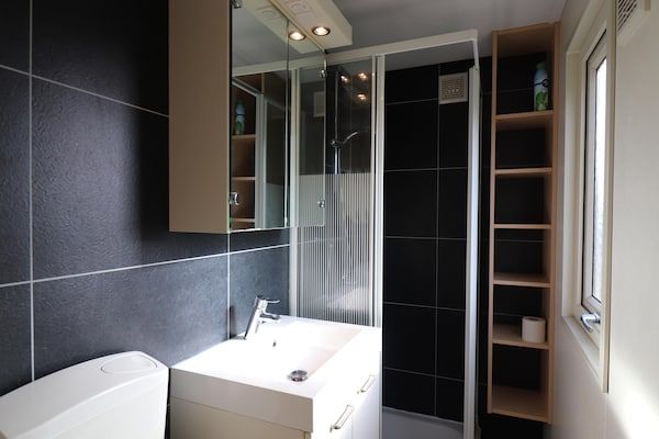 Badkamer - Mooi chalet tussen golfbaan en strand in Hollum (5)