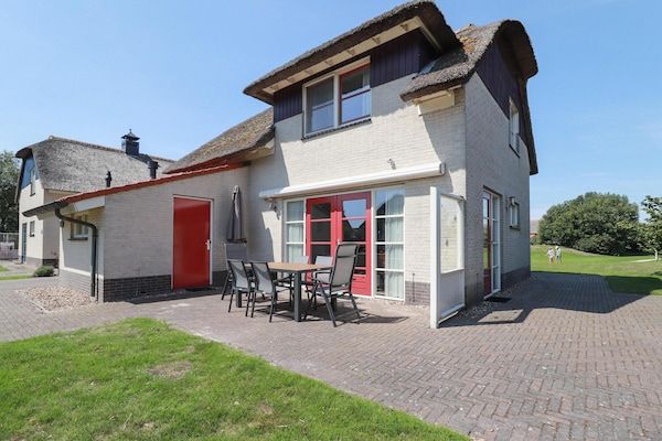 Buitenkant - Ruime villa in een vakantiepark in Makkum in Makkum (1)