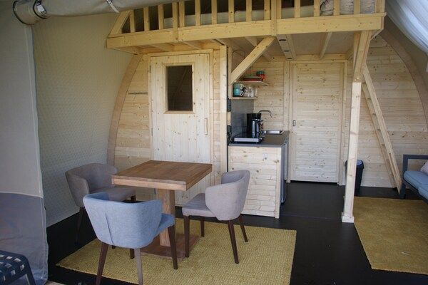 Woonkamer - Prachtige tentlodge in Dalerveen in Dalerveen (2)