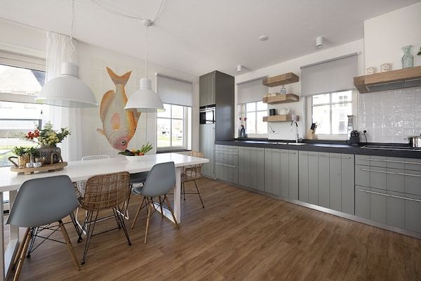 Keuken - Villa aan Tjeukemeer met Privé Steiger in Delfstrahuizen (4)