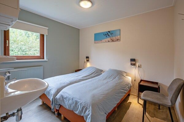Slaapkamer - Gezellig vakantiehuis met bubbelbad op Texel in Den Burg (4)