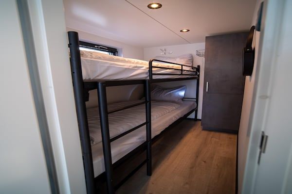 Slaapkamer - Woonboot bij Mookerplas in Middelaar (5)