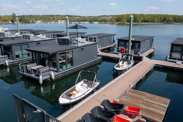 Buitenkant - Woonboot bij Mookerplas in Middelaar (1)