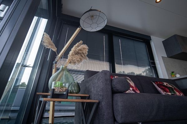 Woonkamer - Woonboot bij Mookerplas in Middelaar (4)