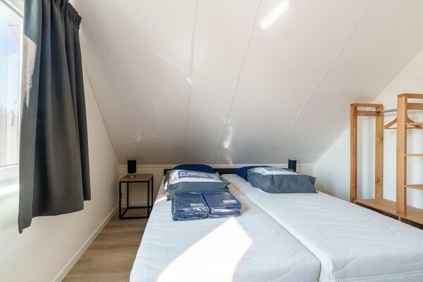 Slaapkamer - Mooi vakantiehuis met sauna nabij een meer in Simonshaven (4)