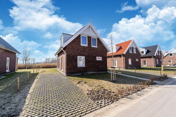 Buitenkant - Mooi vakantiehuis met sauna nabij een meer in Simonshaven (1)