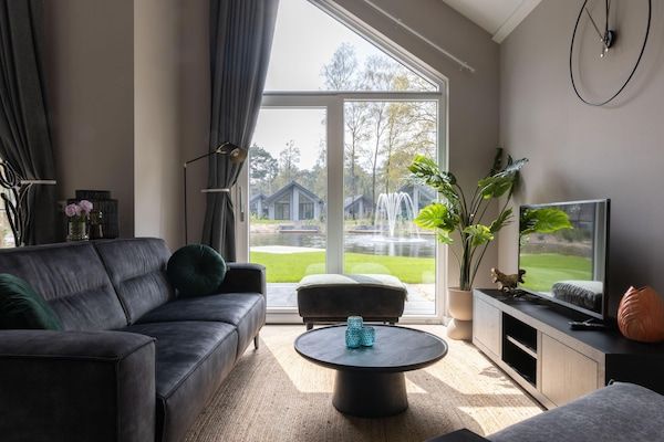 Woonkamer - Eco-villa in Latour met tuin sauna in Oirschot (2)