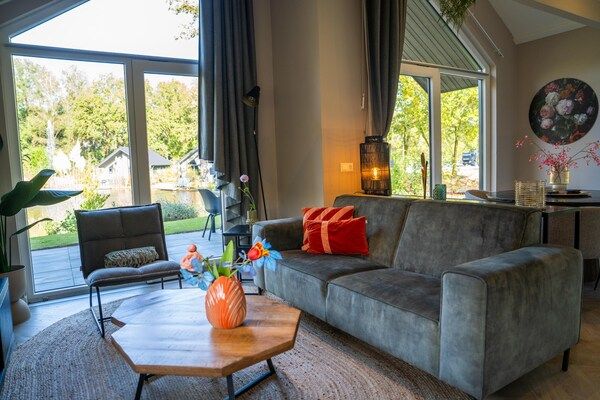 Woonkamer - Eco Villa in Latour aan de Vijver in Oirschot (2)