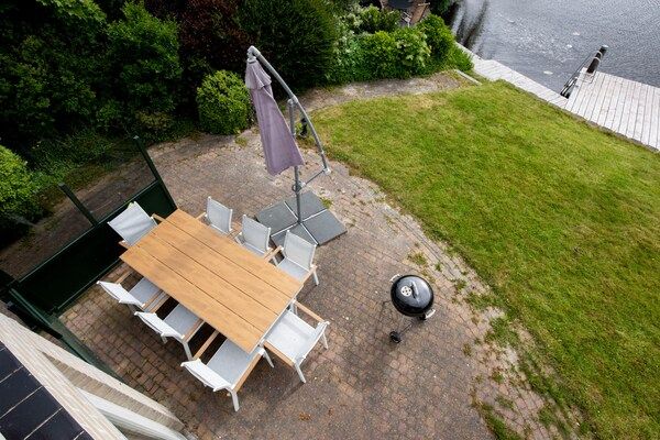 Terras - Vakantie-uitje met een privé-aanlegsteiger in Terherne (5)