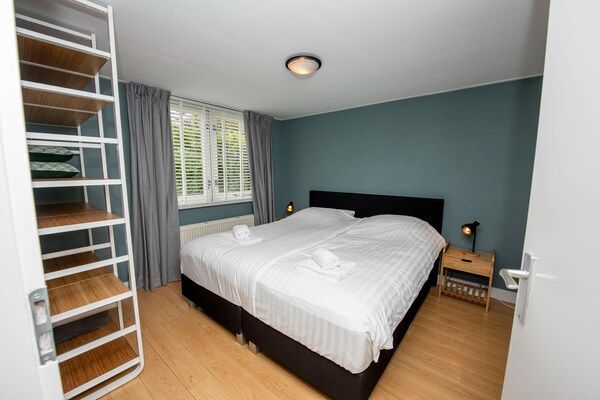 Slaapkamer - Vakantie-uitje met een privé-aanlegsteiger in Terherne (4)