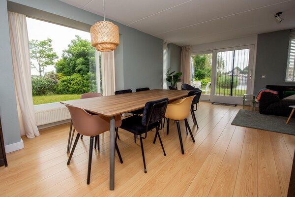 Eetkamer - Vakantie-uitje met een privé-aanlegsteiger in Terherne (2)