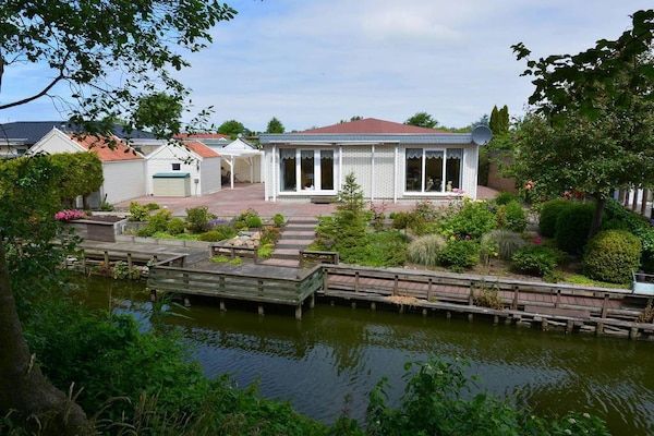 Buitenkant - Bungalow in Makkum bij het Strand in Friesland (1)