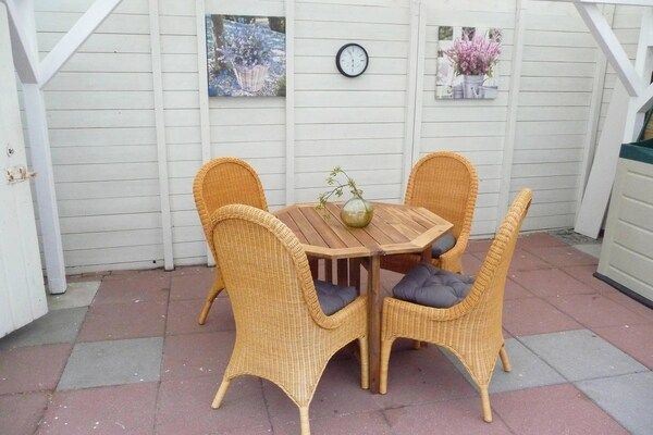 Terras - Bungalow in Makkum bij het Strand in Friesland (5)